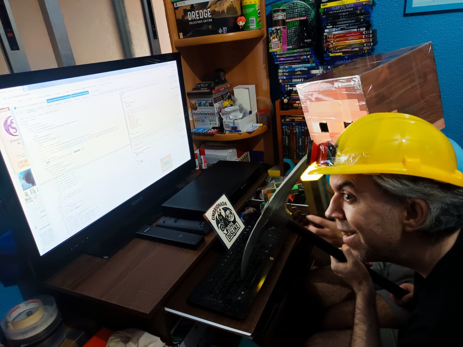Prueba 087 _ Con un pico, frente a un ordenador que muestre algún código, como si se estuviese picando el teclado.