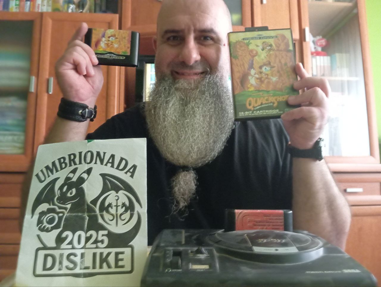 54 - Con el cartucho original de un videojuego.