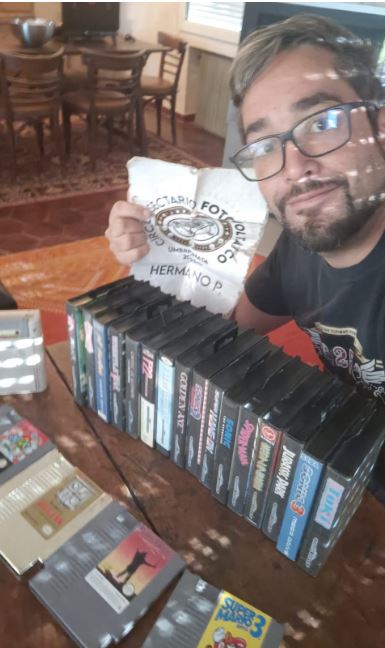 54 - Con el cartucho original de un videojuego.