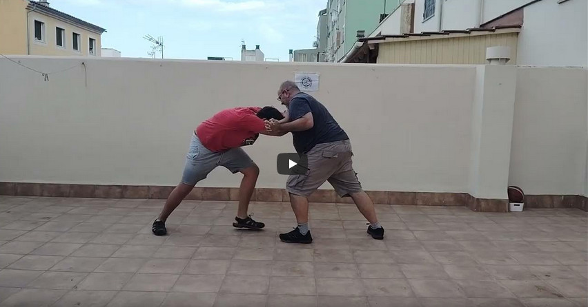Video 8 - Con otra persona, hacer un saludo interminable sincronizando los movimientos , que dure, al menos, un minuto.