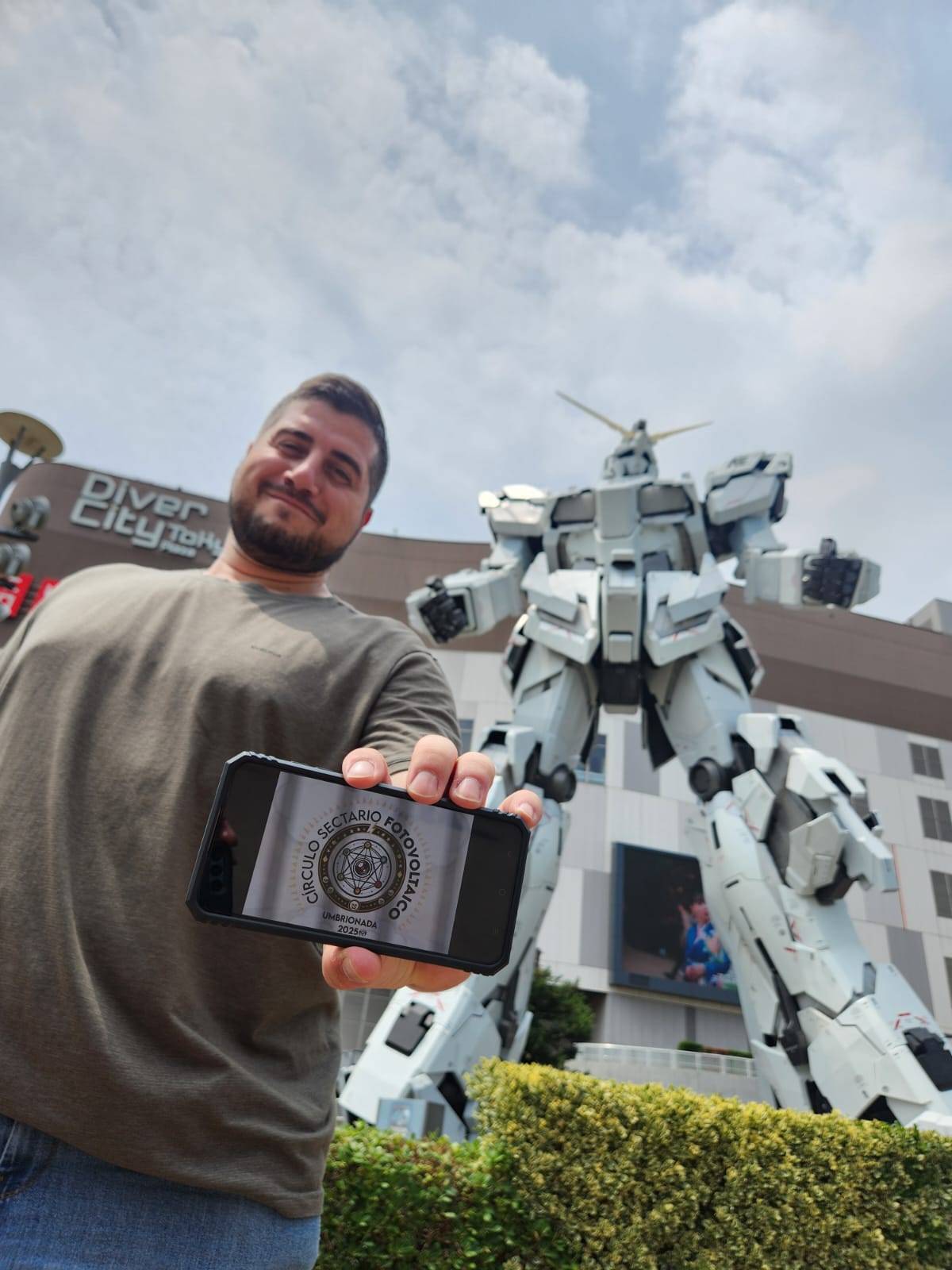68. Con una estatua de un personaje manga de más de 3 mts. de alto
