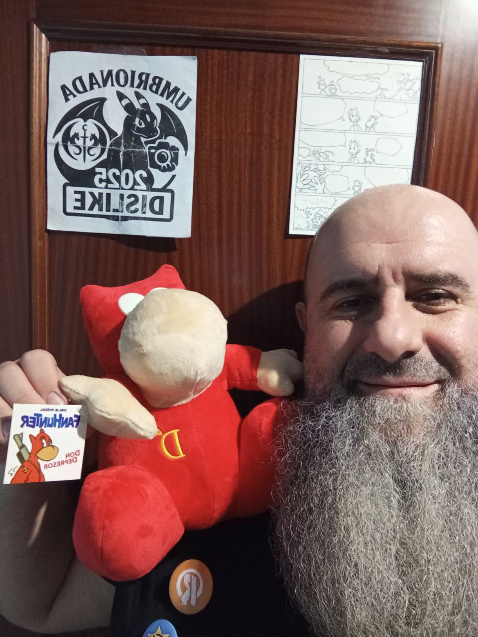 95 - Con un peluche de Don Depresor.