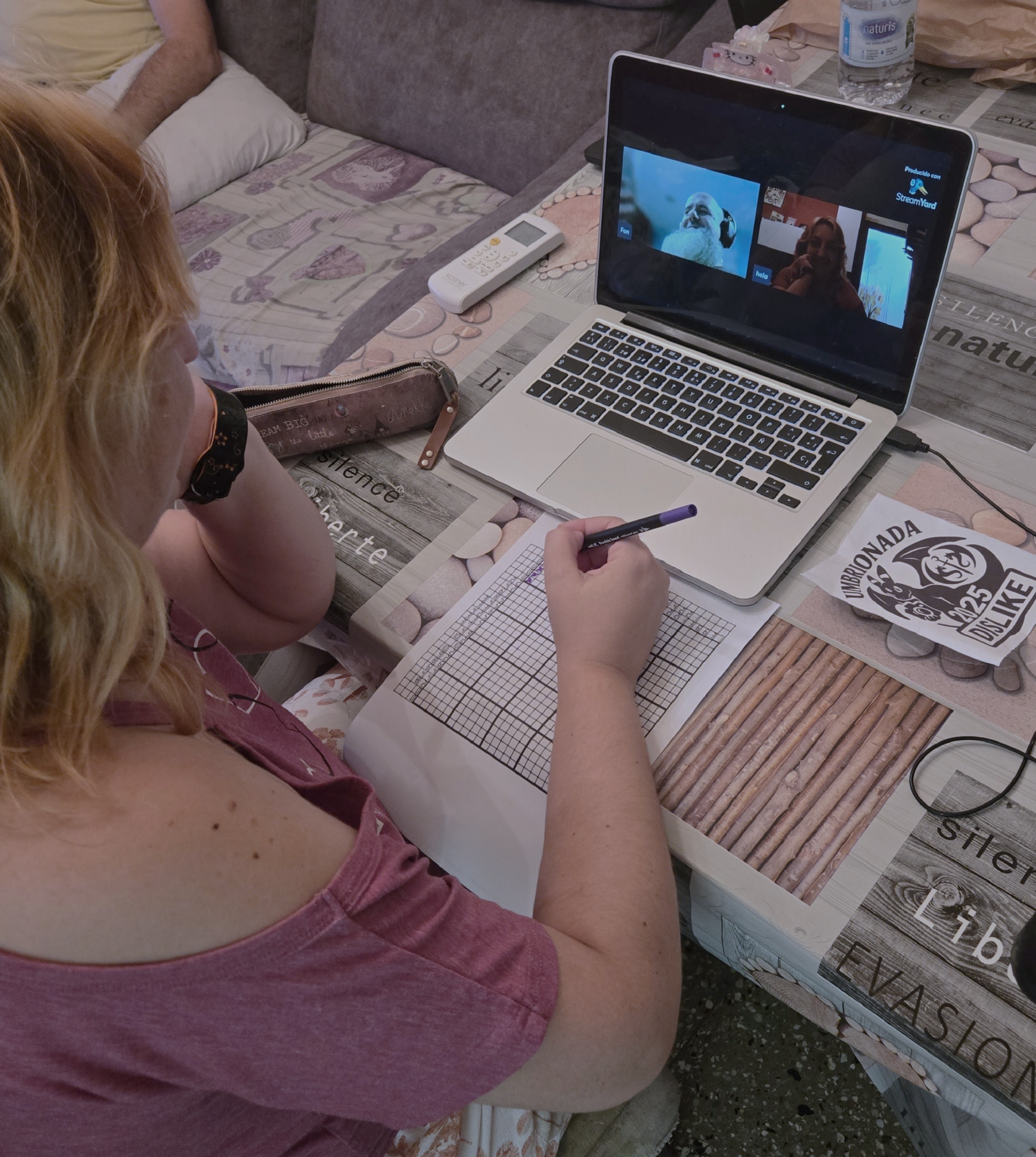 51.	Haciendo una actividad lúdica al mismo tiempo que estás en una videoconferencia de trabajo disimulando dicha actividad.