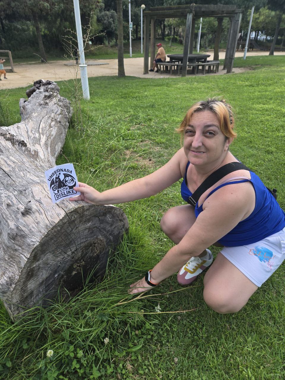 Foto 52 (bis). Con un árbol cortado que tenga más de 100 años.