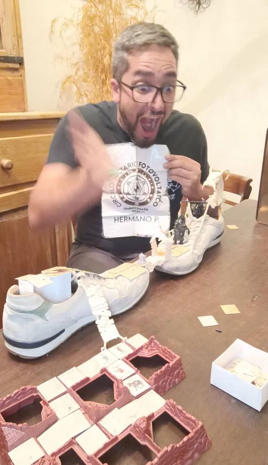 6 - Con una zapatilla blanca que hayas convertido en el mapa de un Dungeon