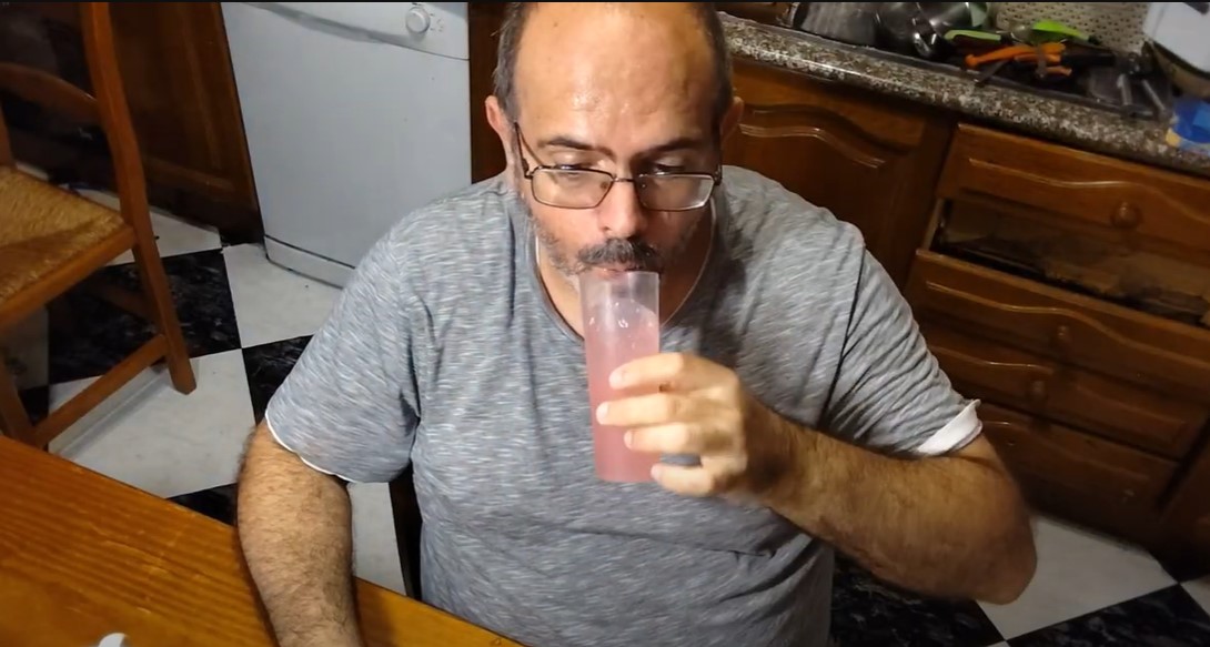 Vídeo 24 - Hacer un coctel que cambie de color y beber un trago. No vale repetir cócteles ya subidos a la galería