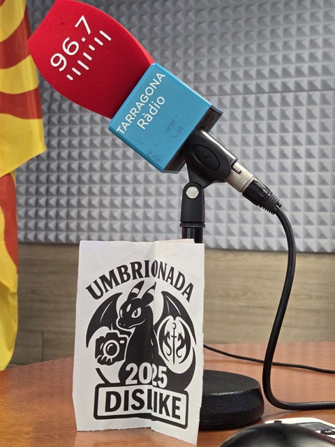 66. Con un locutor de una cadena de radio durante la emisión de su programa