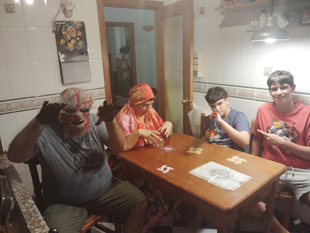 24 - Un grupo de gente, jugando una partida de HLDCN caracterizados como los personajes que hay.