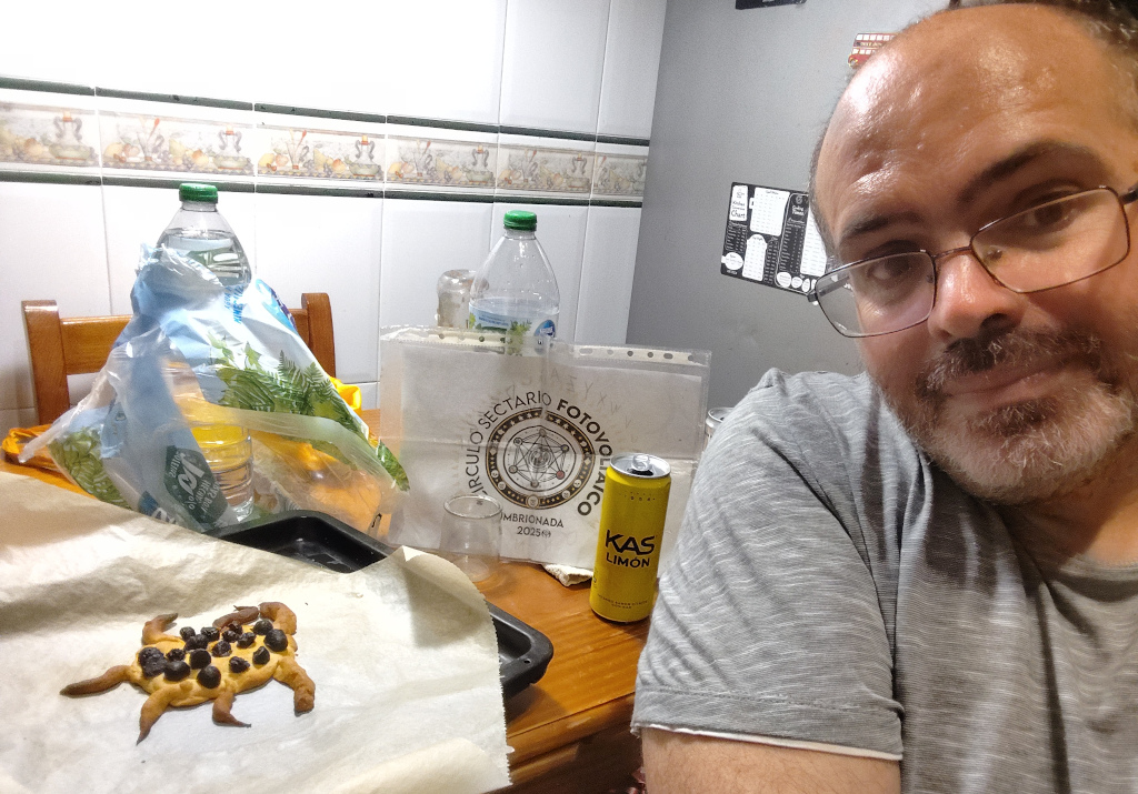 26 - Con un panecillo de Shoggoth como este.
