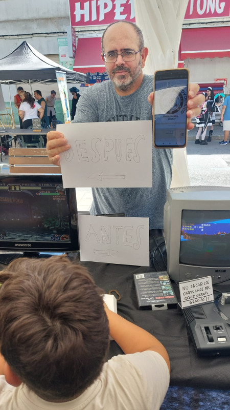 43 - Con una televisión o monitor de los de tubo y otro plano y los carteles de antes y después como si fuera un anuncio