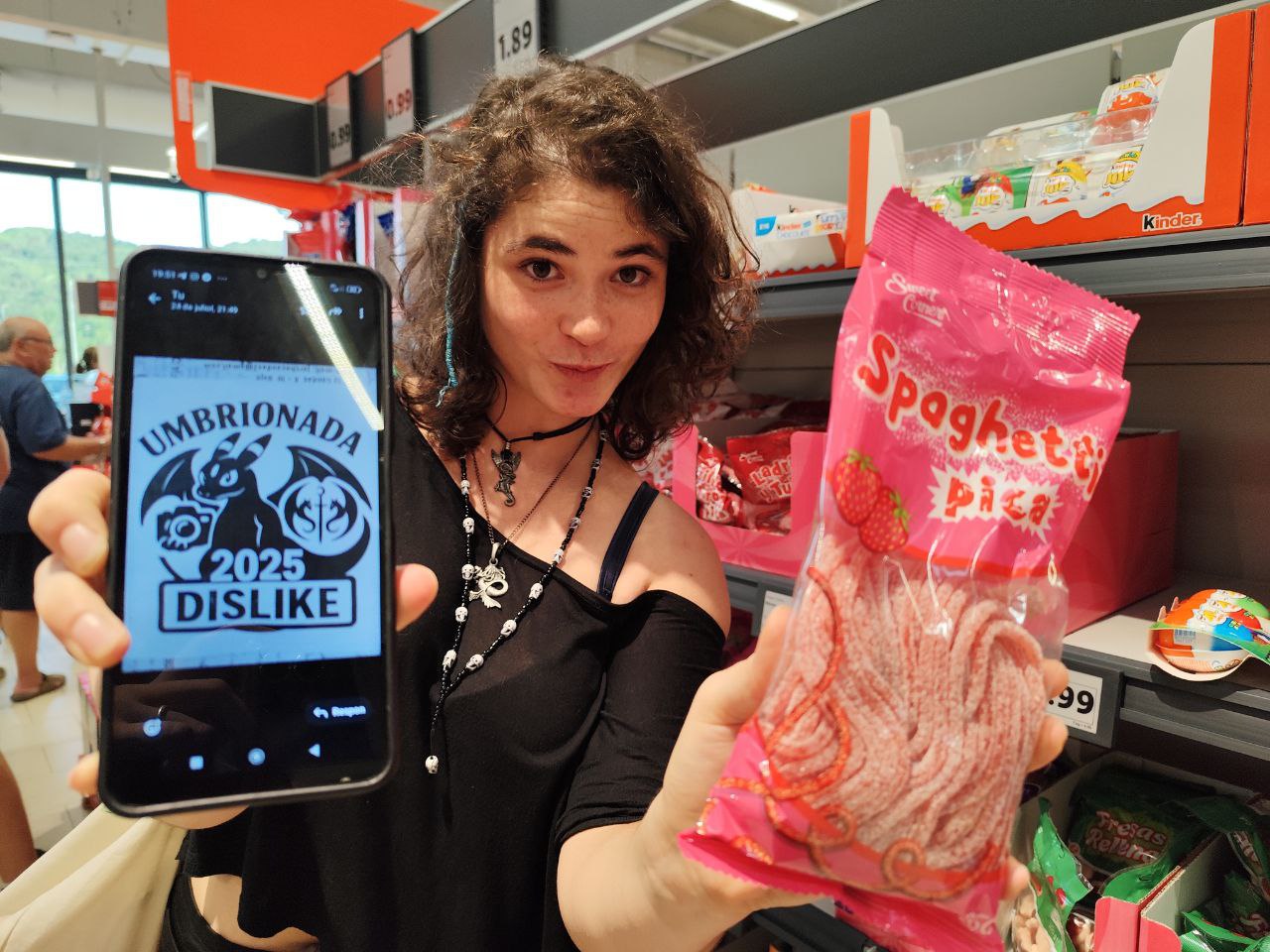 57.En una tienda de comida para humanos donde vendan insectos para comer.+3 Si haces un vídeo comiendo un insecto.