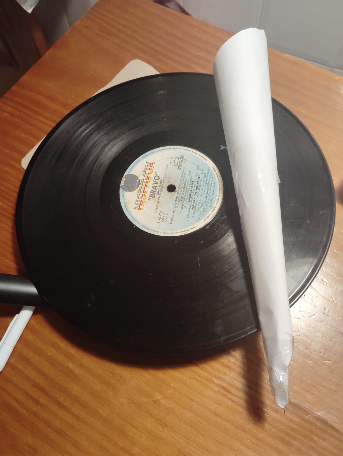 Vídeo 15 - Haciendo sonar un disco de vinilo con un embudo de papel y un alfiler