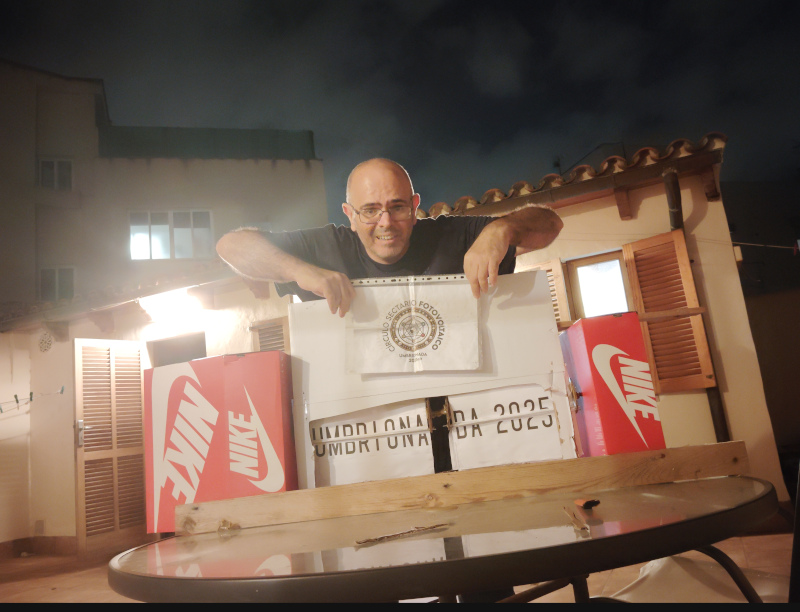 15 - Con un cartel de letras giratorias tipo aeropuerto donde aparezca el texto “Umbrionada 2025”