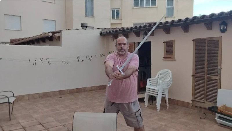 Video 2- Haciendo un tutorial de como se desenvaina una espada que llevas guardada en la espalda al estilo Deadpool, Blade o The Witcher