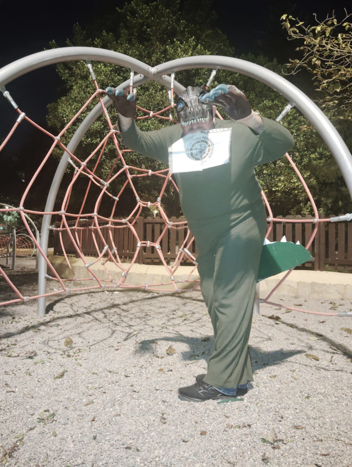 71 - Disfrazado de dinosaurio en un parque infantil