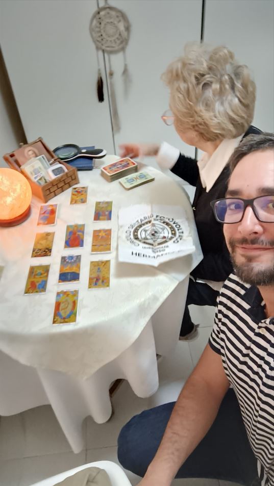 32 - En una tienda de tarot, leyéndole las cartas al/la tarotista