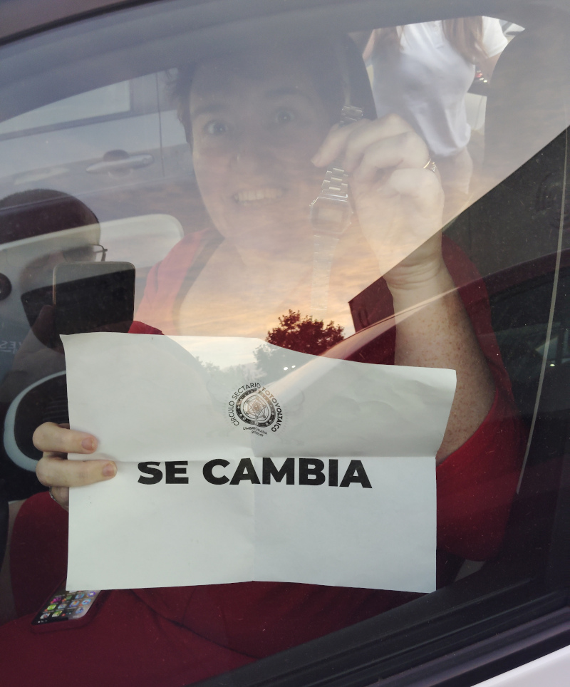 67 - Dentro de un Twingo, con un reloj Casio y un cartel que ponga “se cambia”