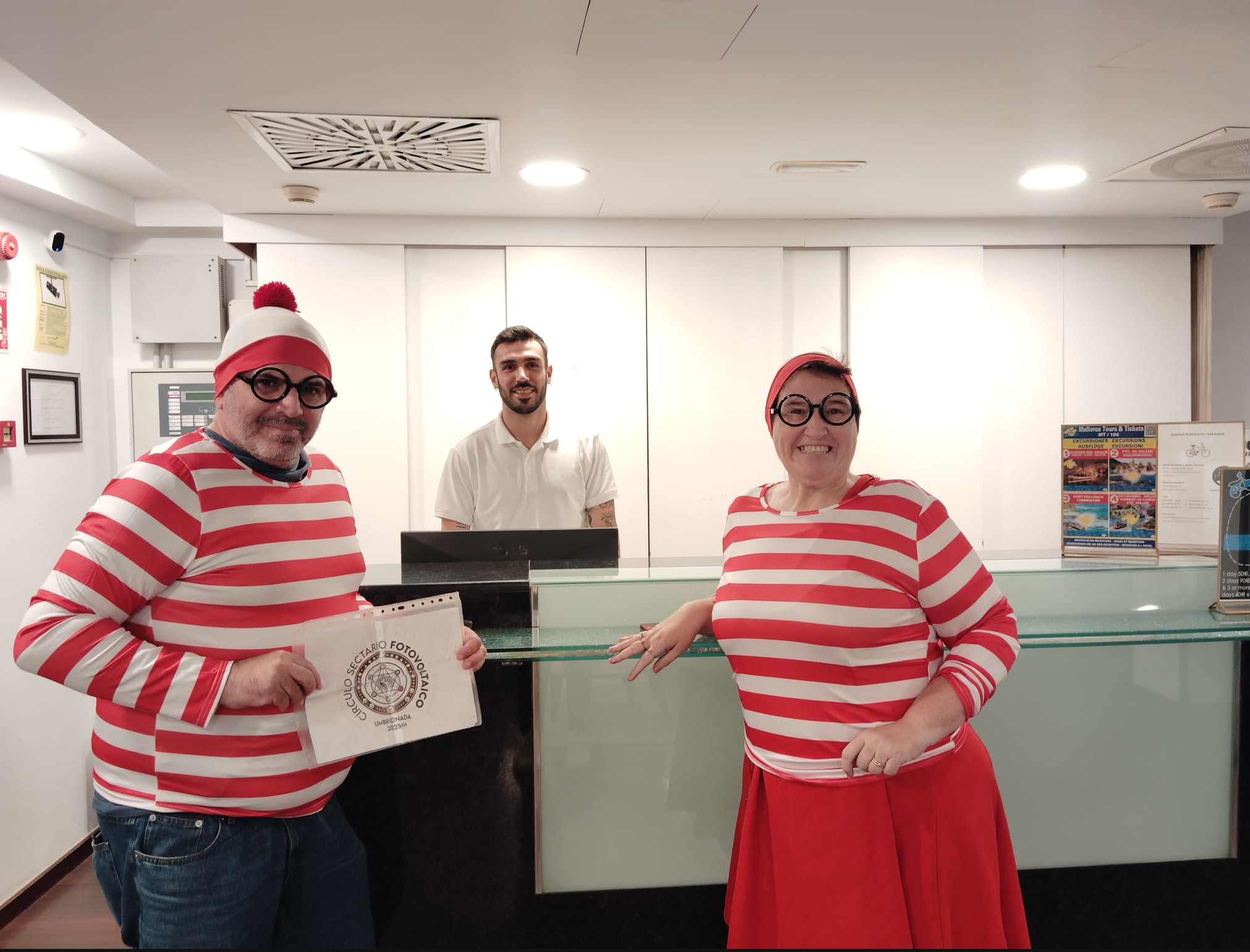 97 - En la recepción para registrarse de un hotel disfrazados de una pareja mítica