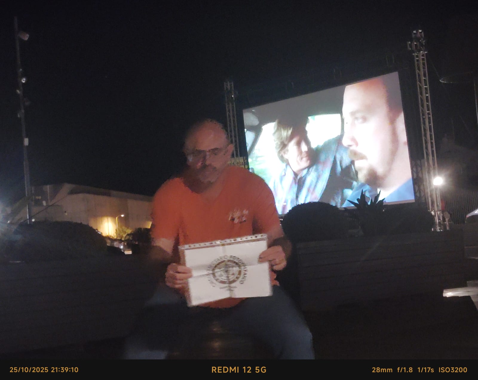 86 - En un autocine. +1 si la película está en marcha +2