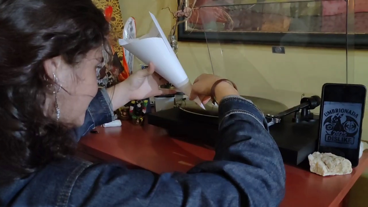 Vídeo 15 - Haciendo sonar un disco de vinilo con un embudo de papel y un alfiler