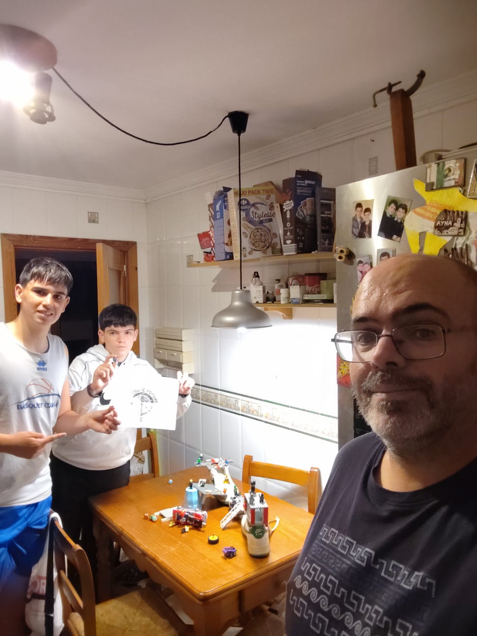 27 BIS - Con una zapatilla blanca que hayas convertido en el mapa de un dungeon. +1 si la foto es jugando una partida de rol con tu party con minis en