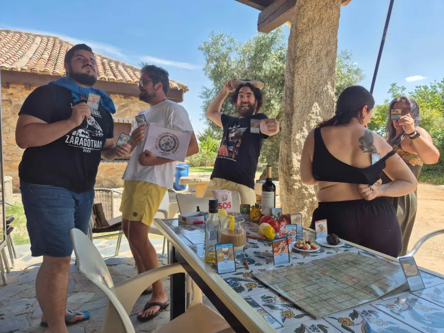 75 - Con una carta del Rey Paparajote y estando con o en lo que en ella aparece. +1 por cada carta que reúna estas condiciones.