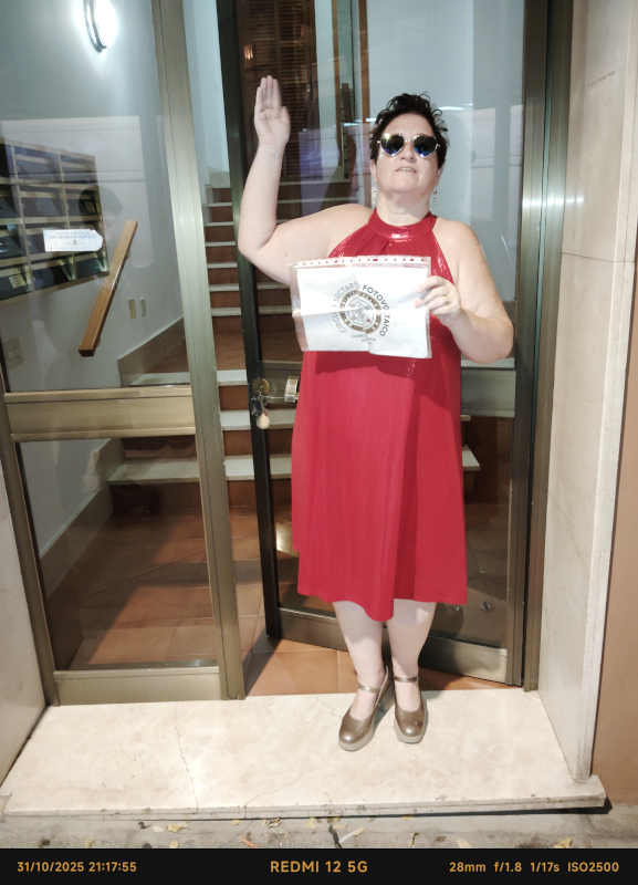 Vídeo 19 - Recorriendo una alfombra roja, con tus mejores galas, para entrar en algún edificio +1 si hay gente detrás de una cuerda +2 si hay flashes 