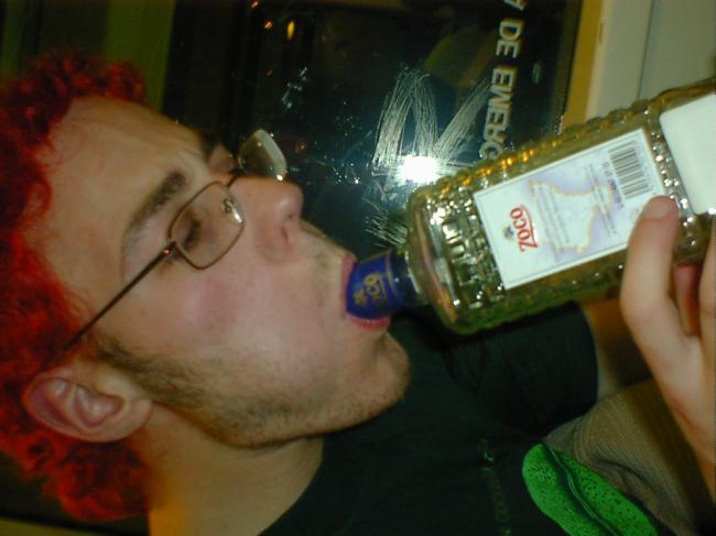 La botella a un hombre pegada