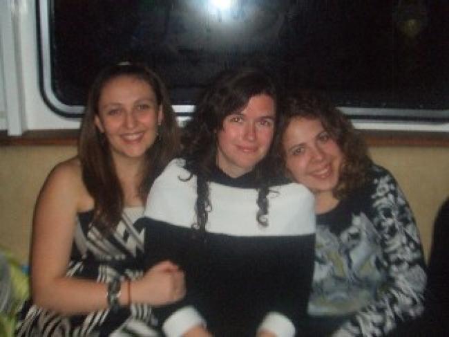 Kia, en el Támesis, con unas amigas