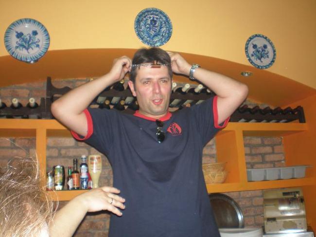 Poniéndose el amuleto