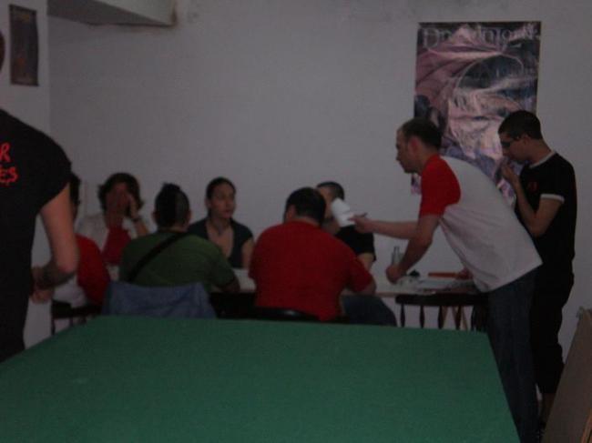 Repartiendo tickets de consumición