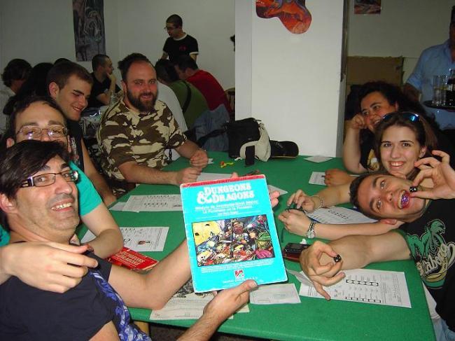 En el continental, frikeando.