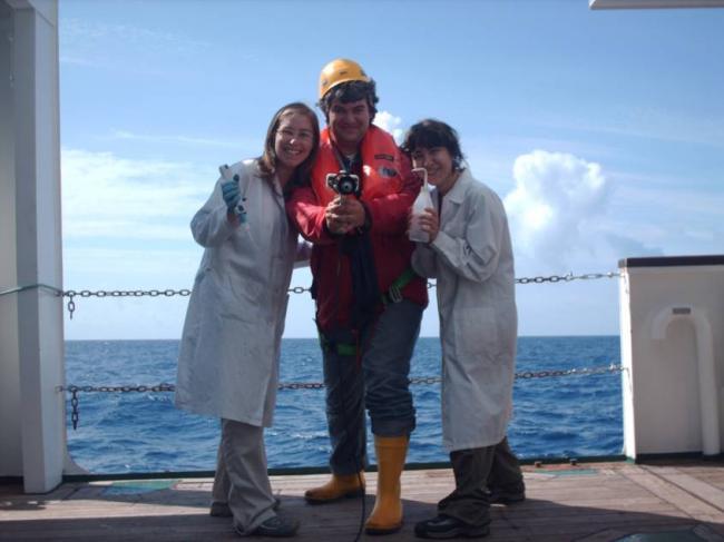 Mariachi, Belethia y Lúa a bordo del Sarmiento de Gamboa