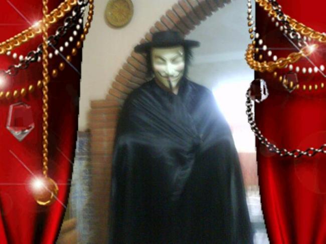 MAKOTO disfrazado de V de Vendetta