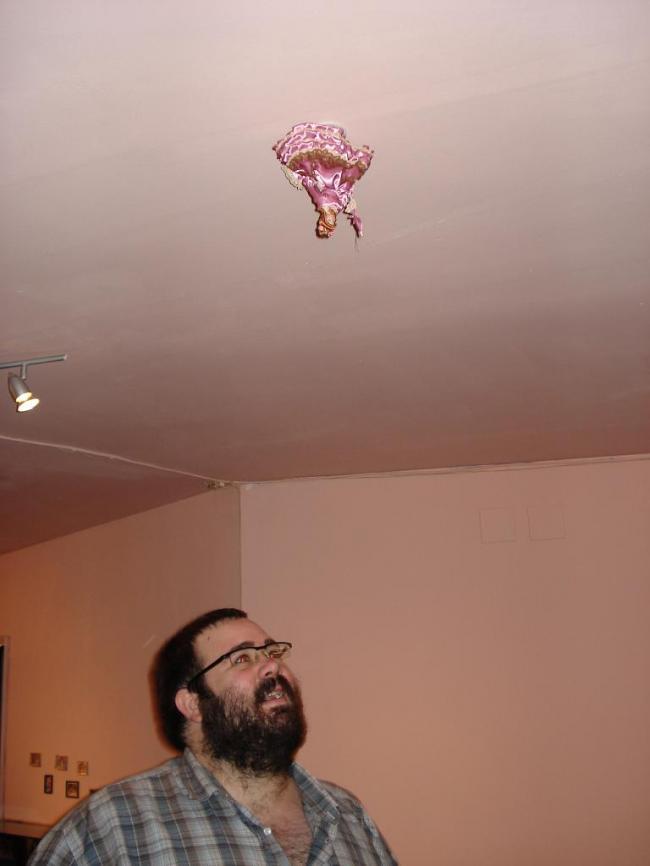 Theo + muñeca satanica colgada del techo... planeando la conquista mundial... Theo claro, no la muñeca...