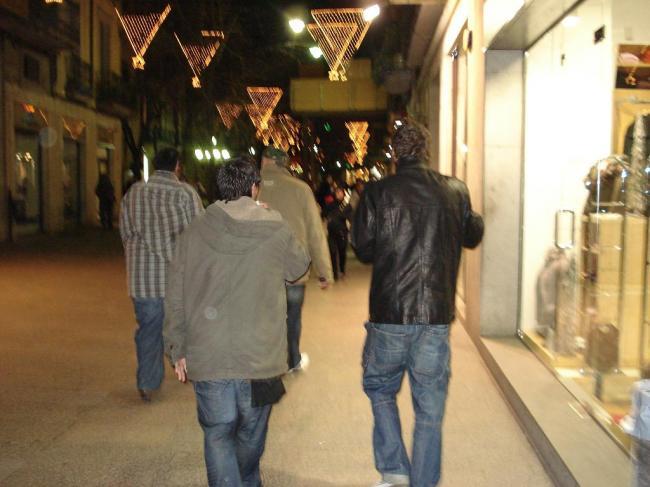 Comiendo, andando y... vamos al pub a... a... buscar a LoMiq.. si eso... a buscarlo XD