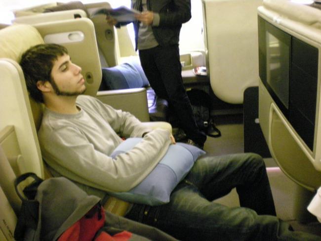 Tamashi en el avión con destino; ¡Singapore!