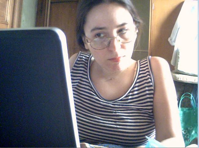 Gaia y su laptop :P y kiero comentarios porque necesito subir mi autoestima jaJA