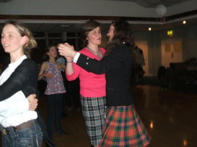 Jhosef Crow bailando en fiesta Scottish