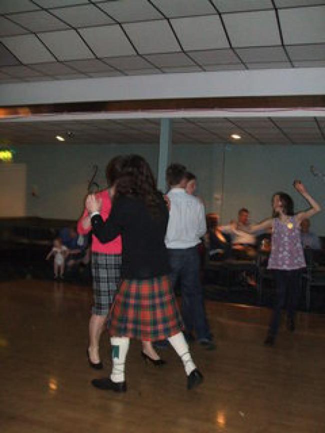 Jhosef Crow bailando en fiesta Scottish (2)