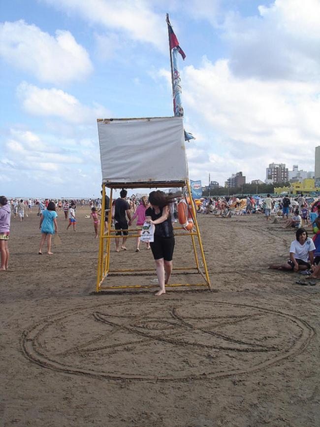 148. En la playa con el símbolo arcano de Cthulhu [versión II]