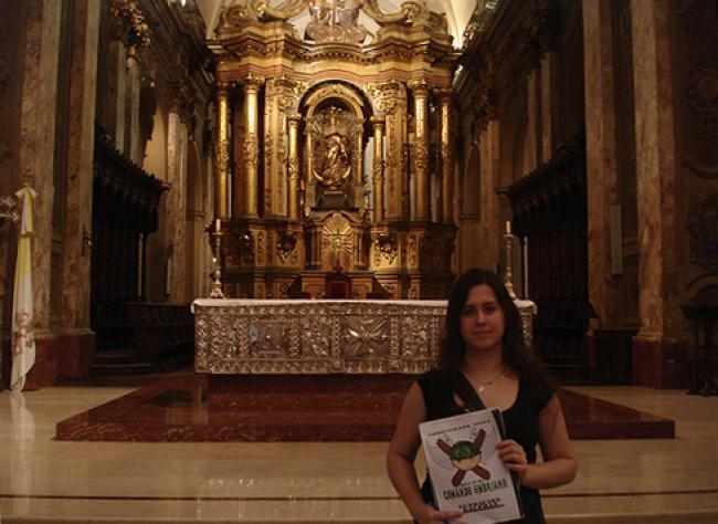 125. En el altar de una catedral