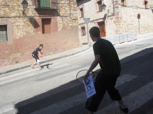 093. Dos jugando al tenis en un paso de peatones: