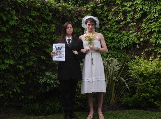 69. Un hombre vestido de traje de novia y una mujer de novio. Juntos.