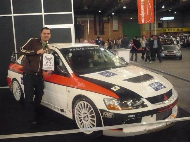 014. Apoyad@ en un coche de rally