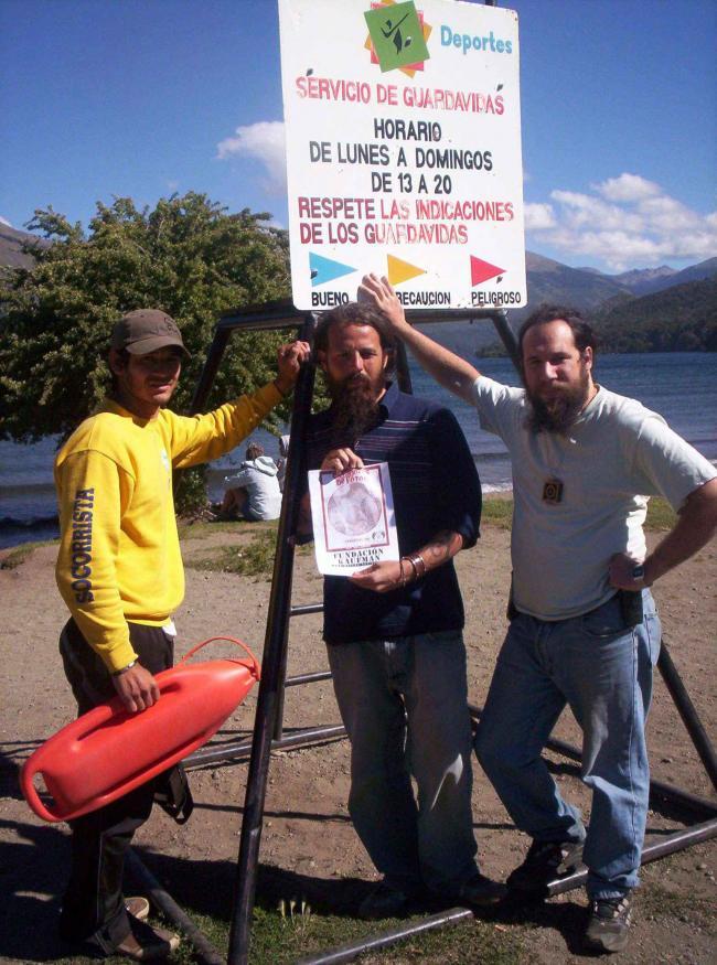 44. Con un vigilante socorrista de una playa.