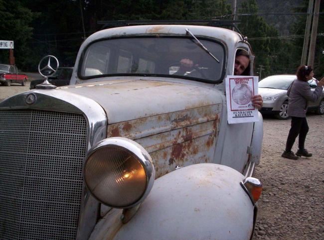 131.- En un coche de época.