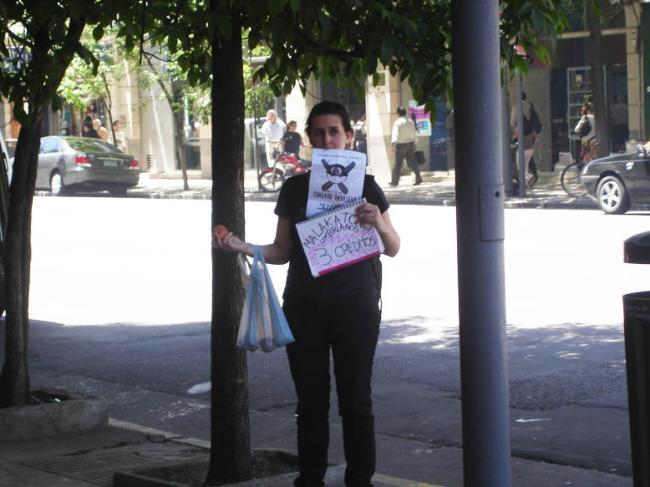 136.- En la calle vendiendo melocotones con un cartel que diga 