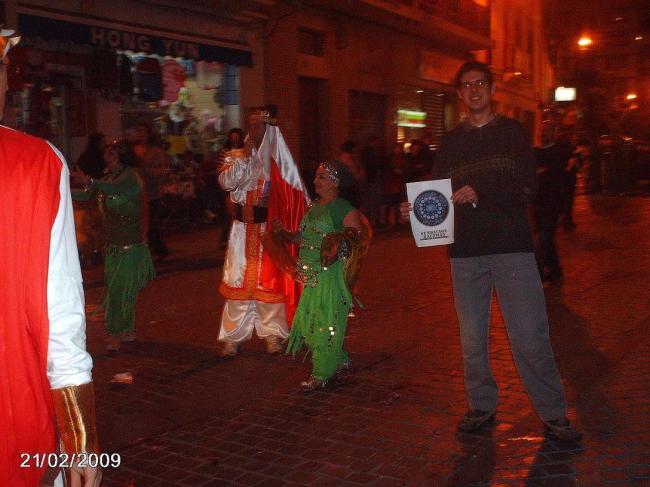 77. Una bailarina de lanza del vientre bailando. 