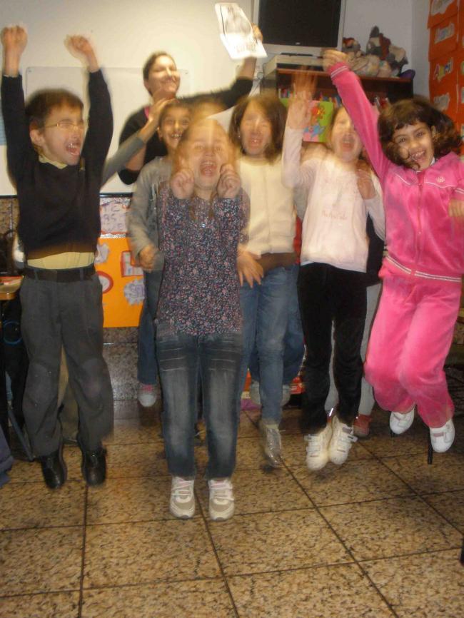 94. Diez personas saltando en el momento que ninguna toque el suelo.